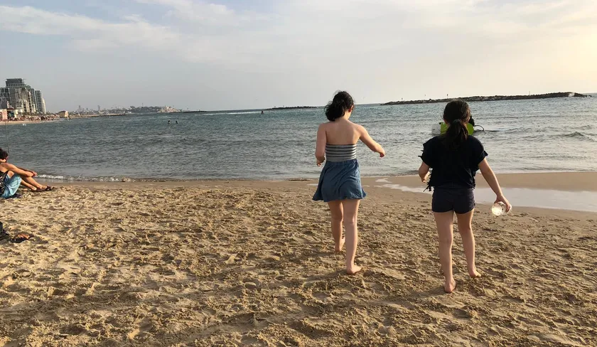 שתי ילדות משחקות על חוף הים