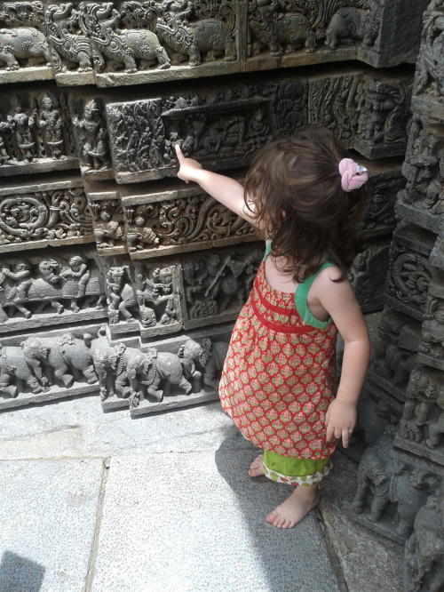 ילדה מצביעה על קיר במקדש