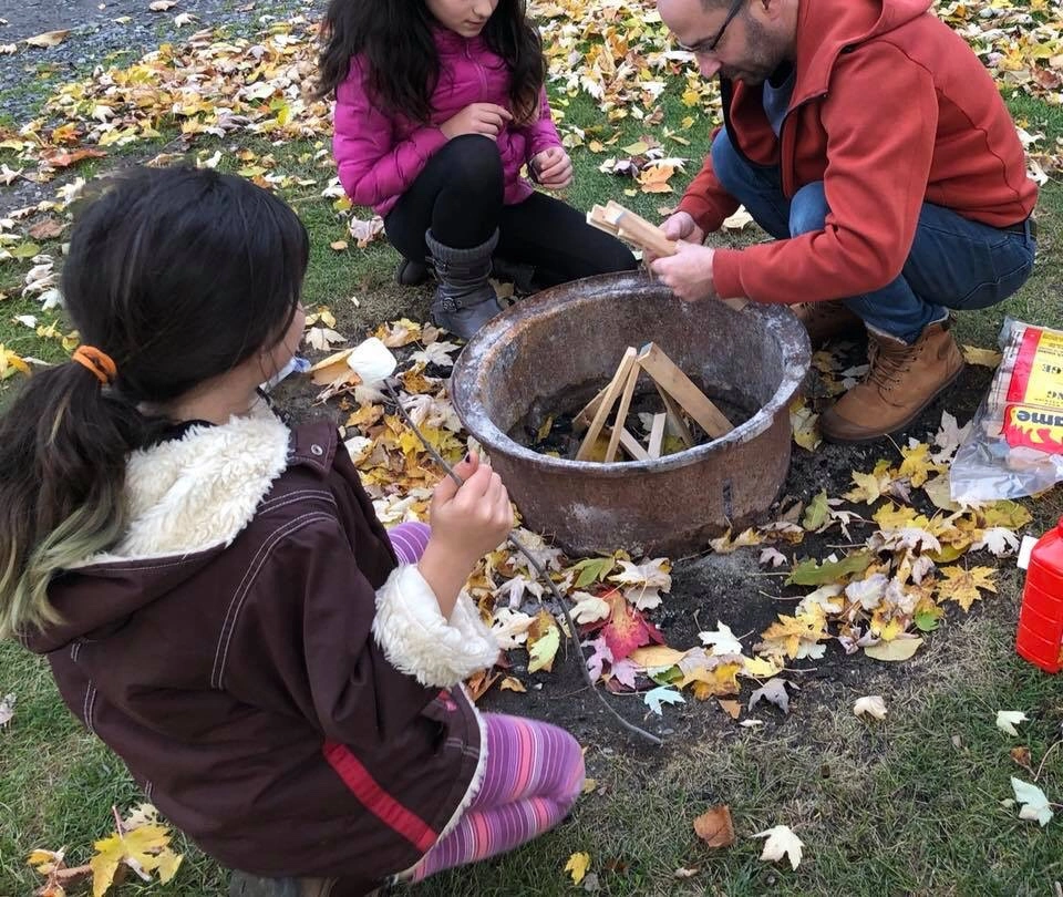 אבא וילדות מדליקים מדורה