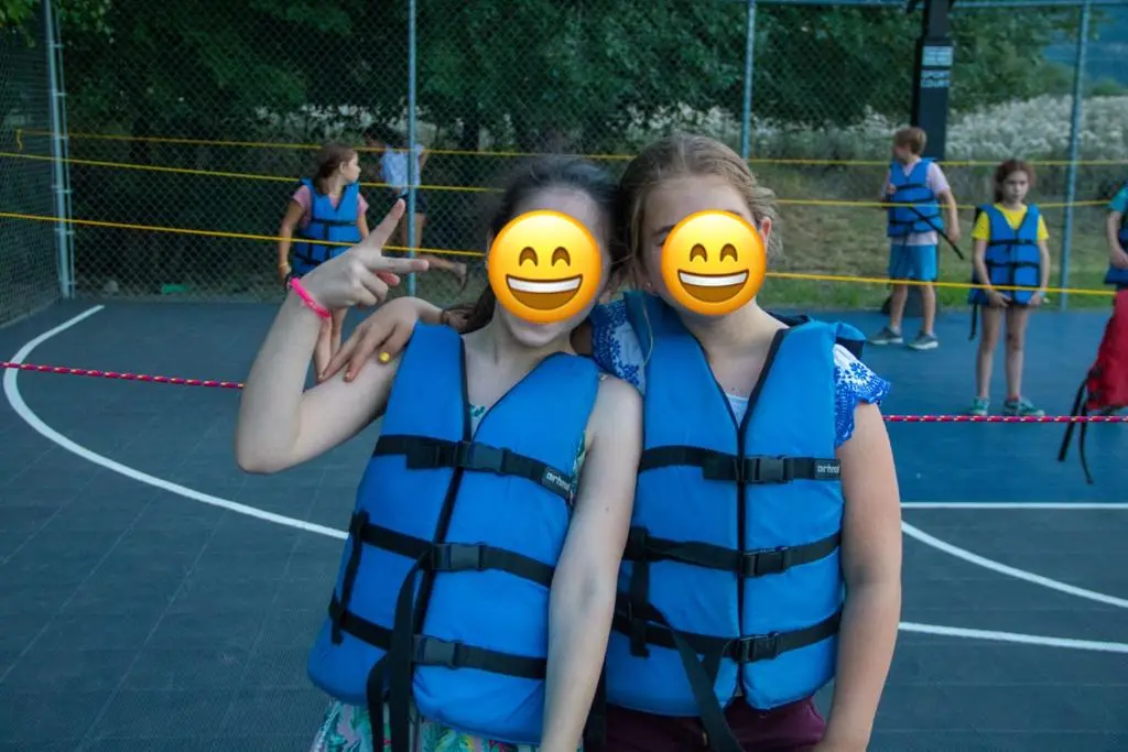 שתי בנות במחנה קיץ